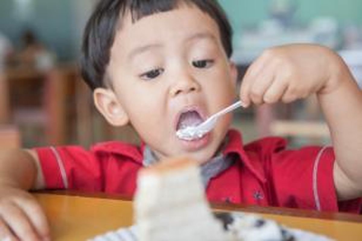 Ilustrasi anak makan