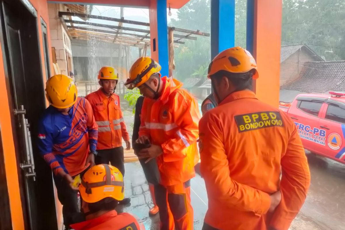 Petugas saat melakukan pencarian korban jatuh di jurang Gunung Saeng Bondowoso pada Kamis (1/5/2025).