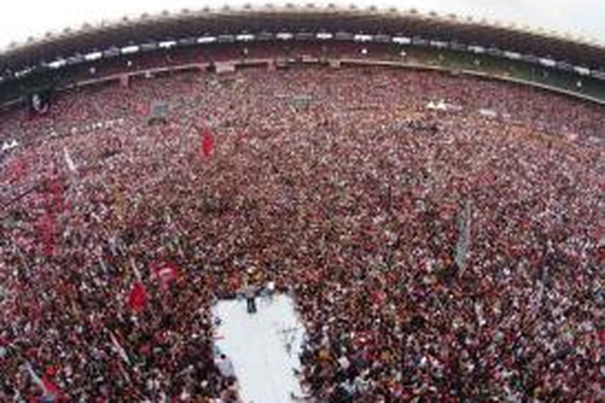 Calon Presiden nomor urut dua Joko Widodo orasi dalam Konser Dua Jari untuk Kemenangan Jokowi-JK di Stadion Utama Gelora Bung Karno, Senayan, Jakarta, Sabtu (5/7/2014). 
