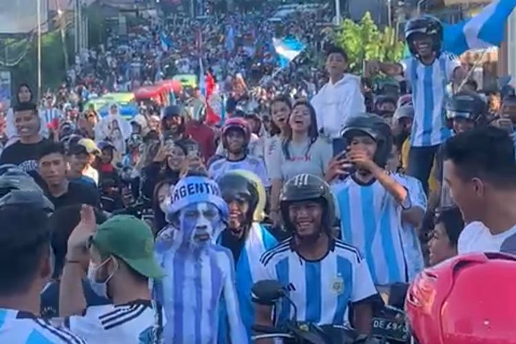 Ribuan warga kota Ambon turun ke jalan untuk merayakan kemenangan tim Argentina atas Mexico, Minggu (27/11/2022). Banyaknya massa membuat lalu lintas di sejumlah kawasan macet total