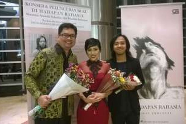 Penulis muda Adimas Immanuel (kanan) diabadikan bersama komponis Ananda Sukarlan (kiri) dan penyanyi sopran Mariska Setiawan (tengah) usai peluncuran buku Di Hadapan Rahasia karya Adimas Immanuel di Teater Kecil, TIM, Jakarta Pusat, Rabu (17/2/2016) malam.