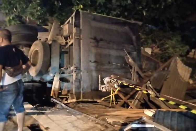 Truk pengangkut batu bara terbalik usai enam rumah warga dan 5 bangunan lainnya di kawasan Sitinjau Lauik, Padang, Kamis (31/8/2023)