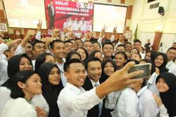 *Menpora Imam Nahrawi saat membuka Diklat Paskibraka tahun 2016 di Ruang Serbaguna Pusat Pemberdayaan Pemuda dan Olahraga Nasional (PPPON), Cibubur, Jakarta Timur, Rabu (27/7) malam.