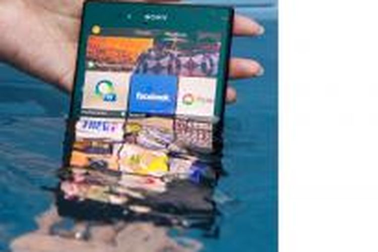 Sony Xperia Z Ultra sanggup diajak berendam di air