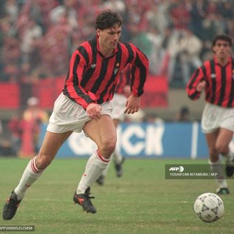 Penyerang AC Milan, Marco van Basten, membawa bola pada ajang final Toyota Cup kontra Olimpia, 9 Desember 2020 di Tokyo, Jepang.