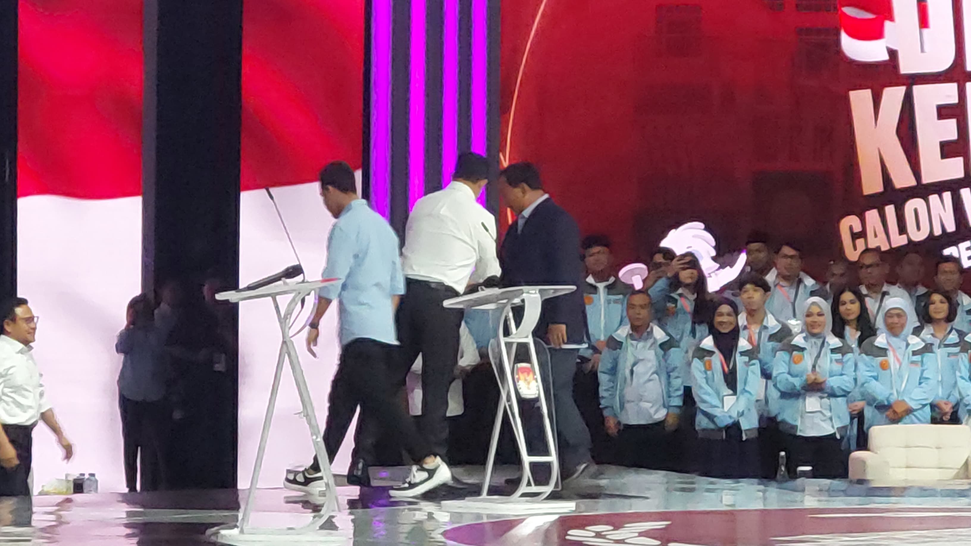 Momen Gibran Ingatkan Prabowo untuk Salami Anies Usai Masuk Arena Debat Cawapres