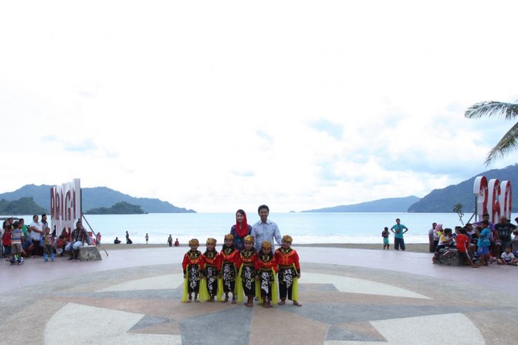 Bupati Trenggalek Emil Dardak bersama penari Jaranan Turangga Yakso di Panggung 360 di kawasan Pantai Prigi, Trenggalek.