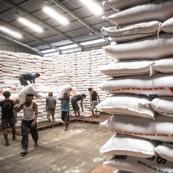 Pekerja mengangkut beras di Gudang Bulog Kelapa Gading, Jakarta, Senin (5/2/2024). Badan Pusat Statistik (BPS) mencatatkan inflasi Januari 2024 sebesar 0,04 persen dengan komoditas penyumbang inflasi diantaranya meliputi beras, bawang merah dan tomat. 