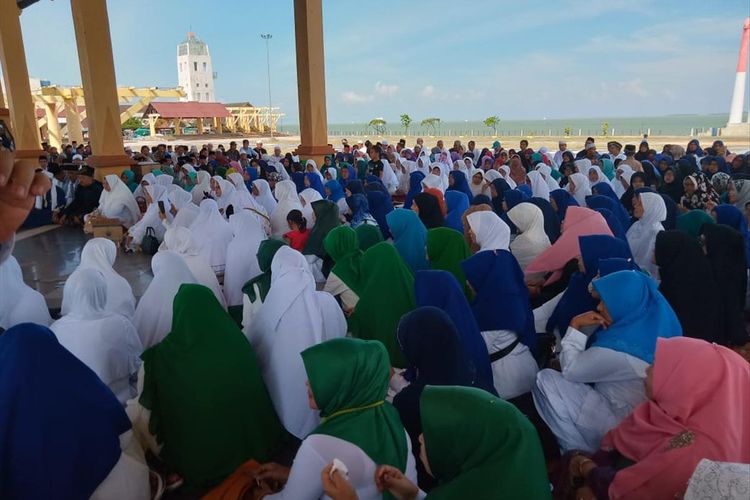 Ratusan warga Kabupaten Karimun menggelar acara doa bersama agar Bang Din, panggilan akrab Nurdin Basirun bisa tabah menghadapi kasus hukum tersebut.
