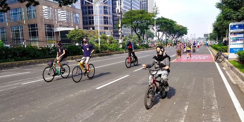 Pemerintah Provinsi DKI Jakarta kembali menggelar hari bebas kendaraan bermotor (HBKB) atau car free day (CFD) di kawasan Sudirman-Thamrin Jakarta Pusat pada Minggu (21/6/2020). Kawasan ini sebelumnya ditutup sejak 15 Maret 2020 lalu saat pandemi Covid-19 mulai merebak di Ibu Kota.