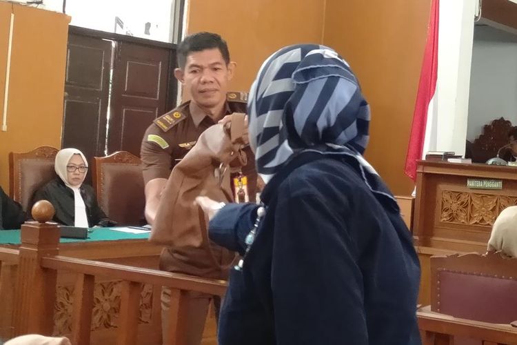 Tas yang dibawa Ratna Sarumpaet diserahkan ke pihak keluarga setelah Ratna ditegur hakim karena membuka tasnya itu saat sedang jalani sidang pembacaan putusan di Pengadilan Negeri Jakarta Selatan, Kamis (11/7/2019