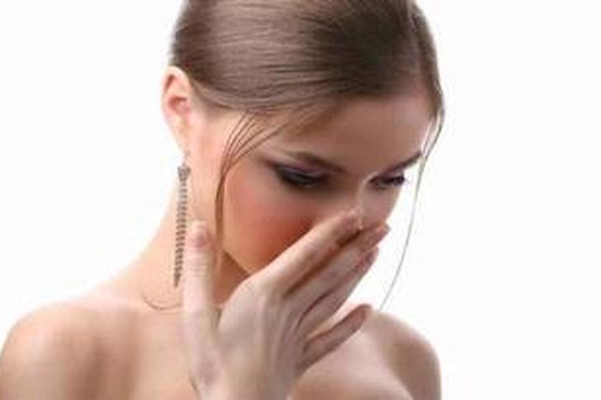 Proses ketosis menyebabkan terbentuknya zat keton yang memiliki bau tak sedap, dan akan keluar dari rongga mulut saat kita bernafas dan berbicara.