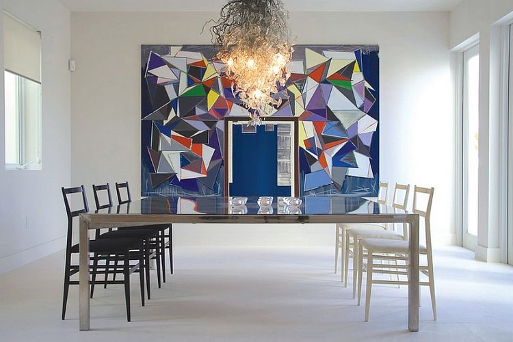 Lampu gantung dan mozaik dinding dengan tekstur yang kontras dengan furnitur 
