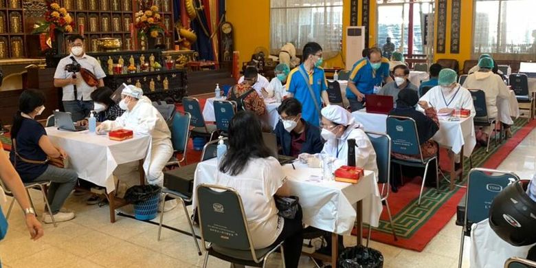 The Indonesian Chinese community administers Covid-19 vaccines to 3,000 elders and 4,000 teachers in Bandung, West Java.  