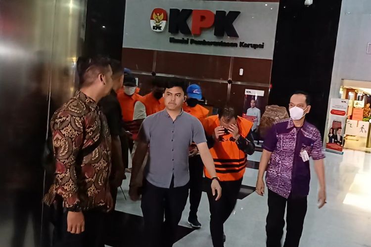 Kepala Rumah Tahanan (Karutan) Komisi Pemberantasan Korupsi (KPK) Achmad Fauzi menutupi wajahnya saat hendak dibawa ke Rutan Polda Metro Jaya, Jumat (15/3/2024).