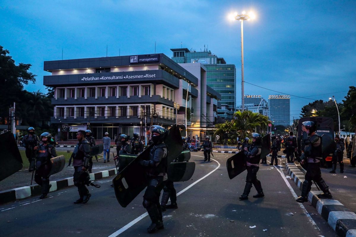 Polisi menyisir jalan-jalan ibukota saat ricuh di Jakarta, Selasa (12/10/2020)