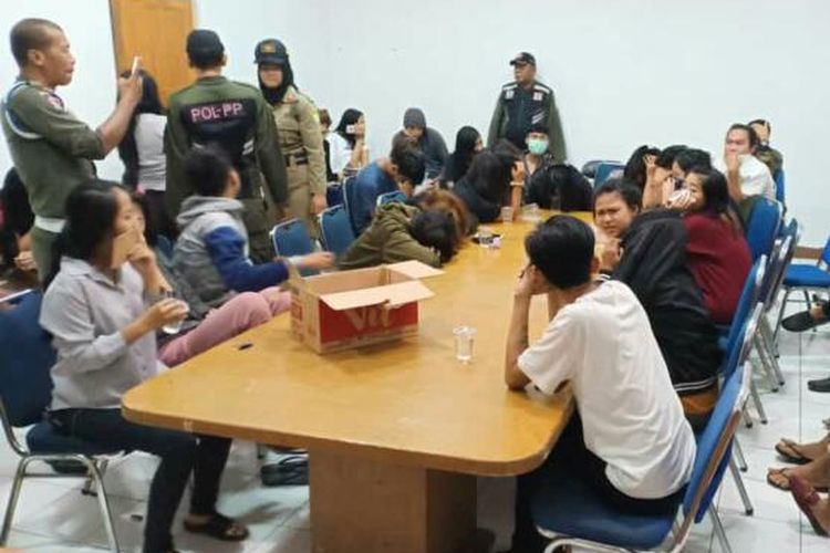 Satuan Polisi Pamong Praja (Satpol PP) Karawang menjaring 24 pasangan diduga mesum di sejumlah kos-kosan di wilayah Karawang kota, Senin (29/4/2019) malam.