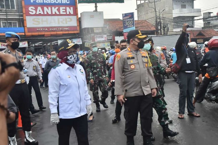 Bupati Bogor Ade Yasin beserta jajaran TNI dan Polri melakukan sosialisasi di sejumlah perbatasan di Kabupaten Bogor, Jawa Barat, Selasa (14/4/2020).
