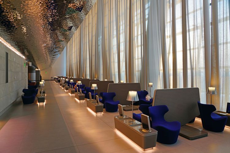 Al Mourjan lounge untuk penumpang Kelas Bisnis Qatar Airways di Bandara Internasional Hamad di Doha, Qatar.