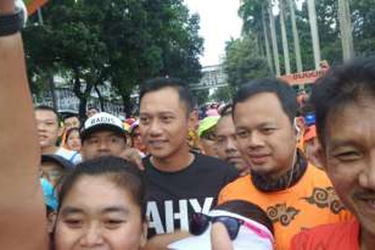 Bakal calon gubernur DKI Agus Harimurti Yudhoyono dan Wali Kota Bogor Bima Arya ketika mengikuti lomba lari di kawasan Senayan, Minggu (2/10/2016). 