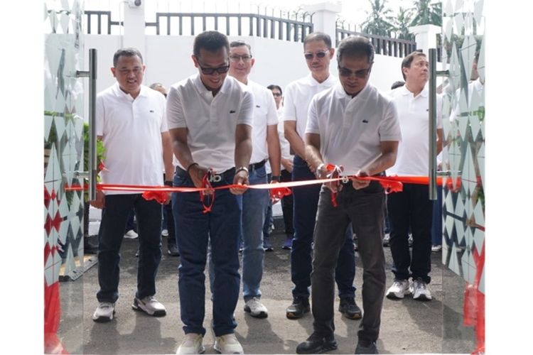 (kiri ke kanan) CEO Telin Budi Satria Dharma Purba dan Direktur Wholesale and International Service Telkom Honesti Basyir saat meresmikan Cable Landing Station (CLS) Manado- Minahasa, pada Kamis (17/7/2025). 
