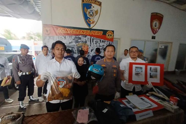Sebanyak 6 orang tersangka pengeroyokan Y (47) pria asal Garut yang ditemukan tewas di kontrakannya di Soreang, Kabupaten Bandung, Jawa Barat, berhasil diamankan Polresta Bandung, Pada Rabu (310/11/2022).