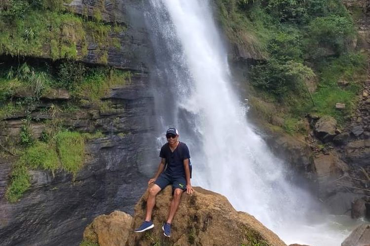 Seorang wisatawan menikmati keindahan air terjun Cunca Lega di Kampung Purang-Nanu, Desa Tebo, Kecamatan Rahong Utara, Kab. Manggarai, NTT, Selasa, (24/5/2022). (DOK WARGA RAHONG UTARA-FLORIANUS JEHASAN)