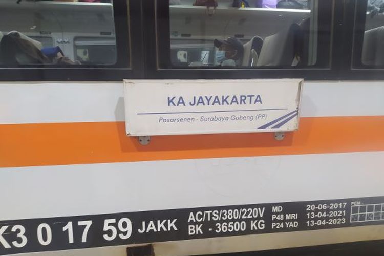Ilustrasi KA (Kereta Api) Jayakarta Premium jurusan Jakarta (Pasar Senen) -Surabaya (Surabaya Gubeng) pp.