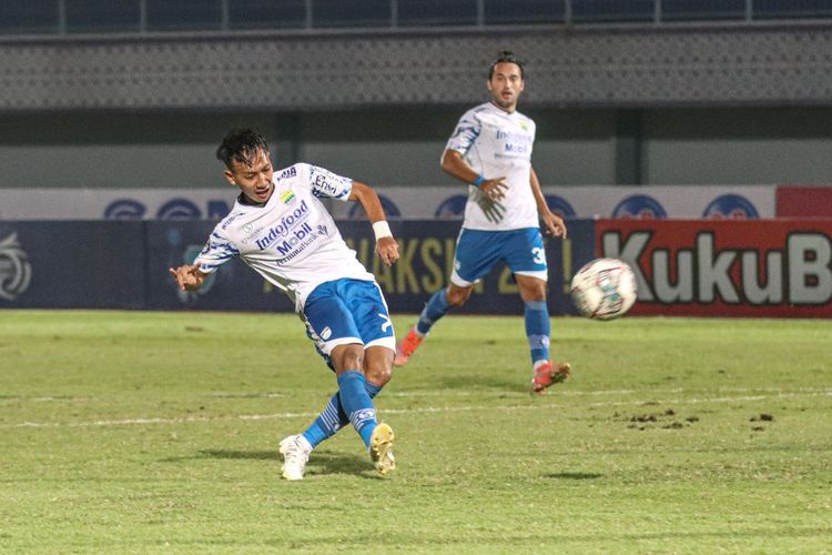 Pemain Persib Bandung Beckham Putra mencetak gol ke gawang Bali United pada laga lanjutan Liga 1 2021-2022 di Indomilk Arena, Tangerang, pada Sabtu (18/9/2021) malam WIB.