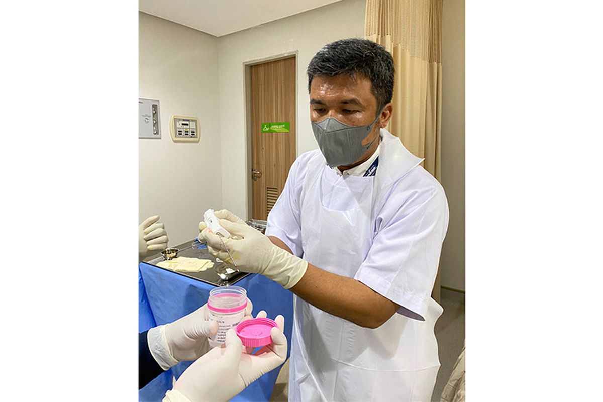 dr Donnie dari Mayapada Hospital saat melakukan tindakan. 