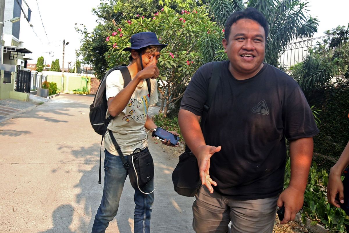 Wartawan melakukan wawancara dengan Jurnalis dan Aktivis HAM Dandhy Dwi Laksono (kanan) pasca penetapan tersangka saat ditemui di kediamannya, di kawasan Jatiwaringin, Bekasi, Jawa Barat, Jumat (27/9/2019). Polda Metro Jaya menetapkan status tersangka kepada Jurnalis dan Aktivis HAM Dandhy Dwi Laksono atas dugaan kasus tuduhan Pasal 28 ayat (2) dan Pasal 45 A ayat (2) UU ITE dan Pasal 14 dan Pasal 15 KUH Pidana atas postingan di media sosial mengenai Papua.