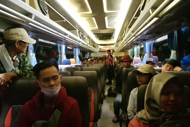 Nampak penumpang Kereta Api Tujuan Surabaya-Cilacap dievakuasi menggunakan bus seteleh keretanya anjlok di Magetan.