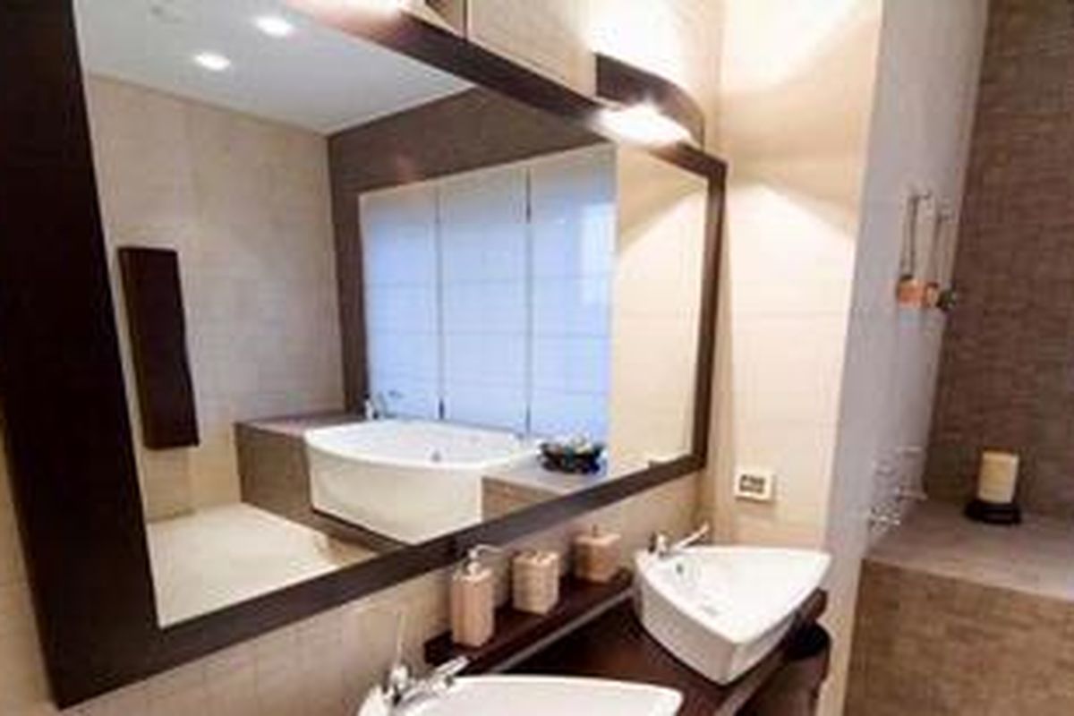 Selain menyilaukan, lampu di atas cermin membuat cahaya yang jatuh menimbulkan bayangan pada wajah. Akibatnya, kita sulit melihat wajah secara keseluruhan.