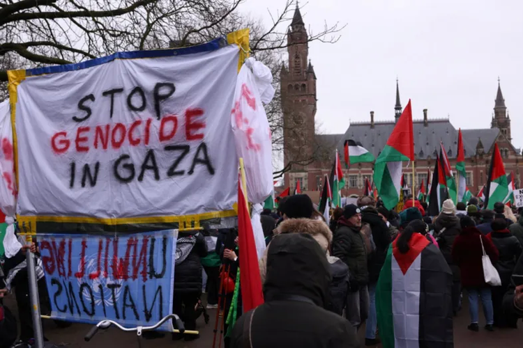 Demonstrasi di depan gedung Mahkamah Internasional di Den Haag saat Israel dan Afrika Selatan saling berhadapan dalam kasus genosida di Gaza, 12 Januari 2024.