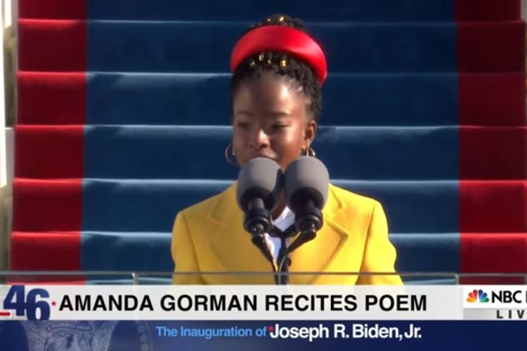 Amanda Gorman (22 tahun) penyair termuda yang tampil di pelantikan presiden AS Joe Biden. [SS/NBC News]