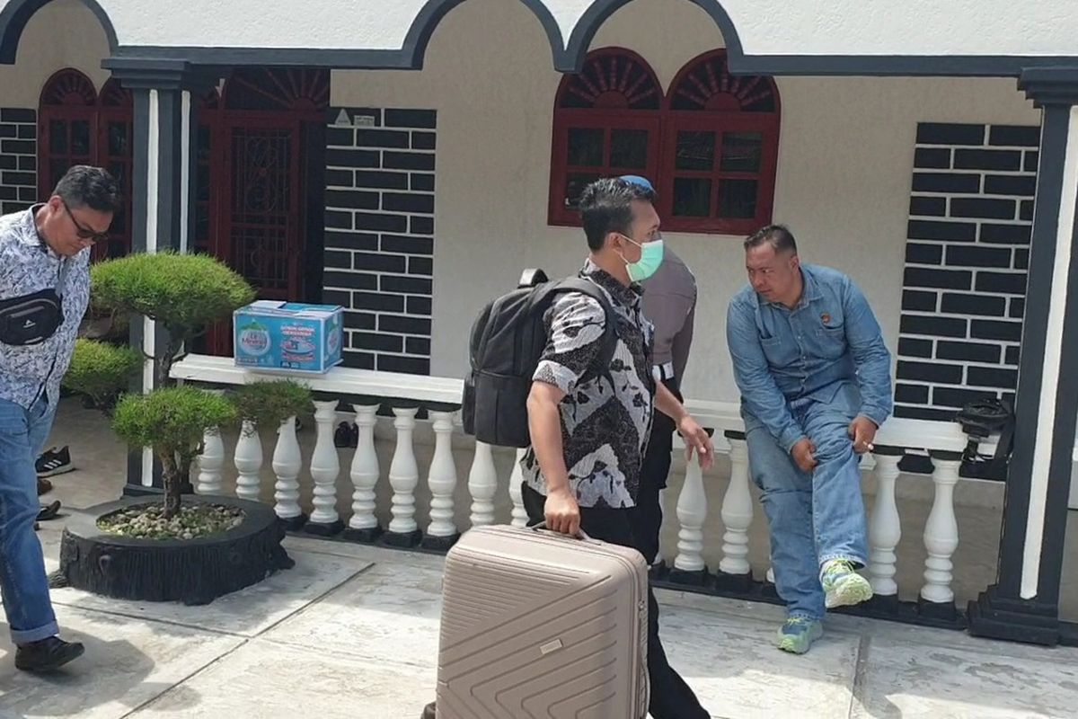 Penyidik KPK membawa 3 koper berisi barang bukti dugaan korupsi suap proyek pembangunan jalan di Sumut, dari rumah Muhammad Akhirun Piliang alias Kirun, bos PT DNG, di Jalan Mawar, Lingkungan III, Kelurahan Ujungpadang, Kecamatan Padangsidimpuan Selatan, Kota Padangsidimpuan, Sumatra Utara, Jumat (4/7/2025).