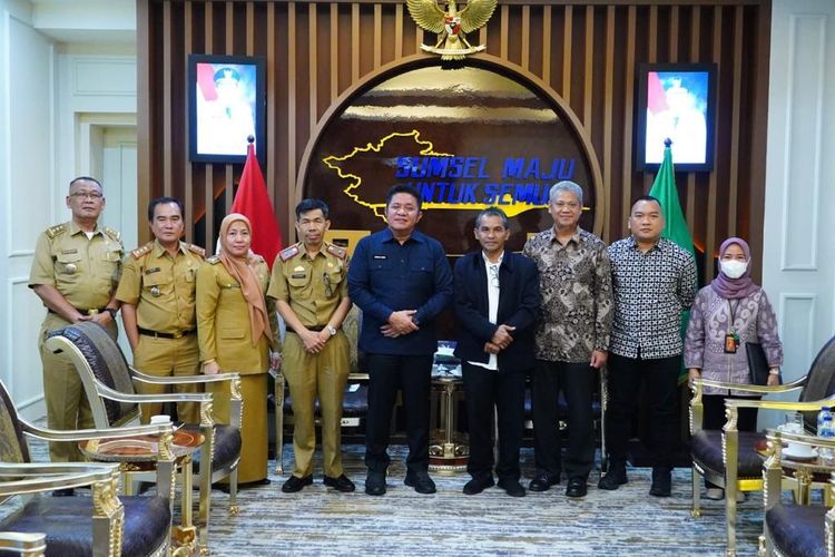 Gubernur Sumatera Selatan (Sumsel) Herman Deru saat menggelar pertemuan dengan Satgas Khusus Pencegahan Tindak Pidana Korupsi (Tipikor) Kepolisian Negara Republik Indonesia (Polri), Senin (10/7/2023).
