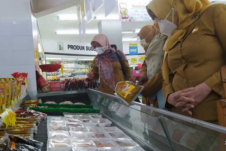 Petugas Dinas Kesehatan dan Dinas Perdagangan Saat Mengecek Produk di Salah satu Swalayan,