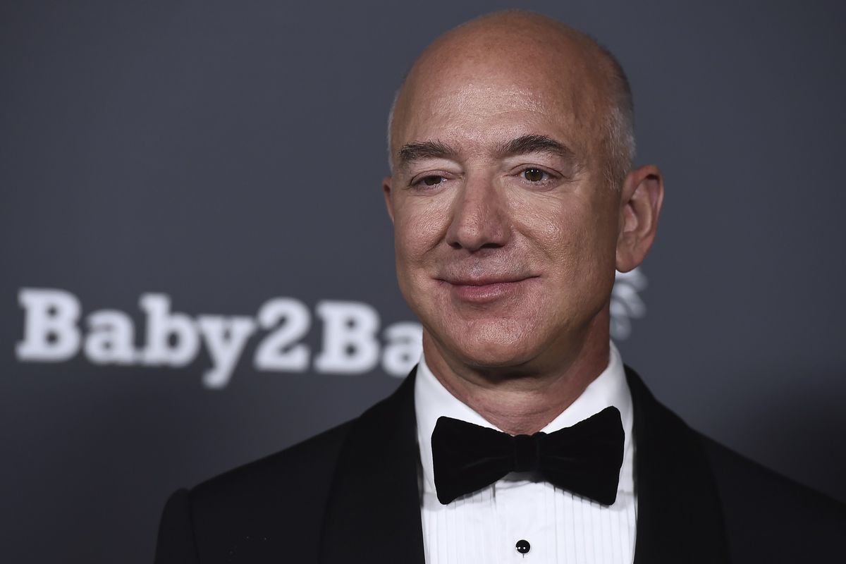 Jeff Bezos saat tiba di acara amal Baby2Baby di Pacific Design Center, West Hollywood, California, Amerika Serikat, Sabtu (13/11/2021).