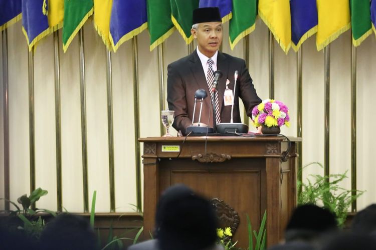 Gubernur Jawa Tengah Ganjar Pranowo saat berpidato dalam Rapat Paripurna DPRD Jateng dengan agenda Pengucapan Sumpah/Janji Pimpinan DPRD Jateng periode 2019-2024 di Gedung Berlian, Senin (30/9/2019). 