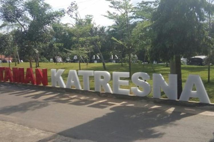 Bupati Purwakarta Dedi Mulyadi menuturkan bahwa katresna berasal dari bahasa Sunda yang berarti kecintaan. Kata itu digunakan untuk nama warung dan taman di sekitar Pendopo Purwakarta.