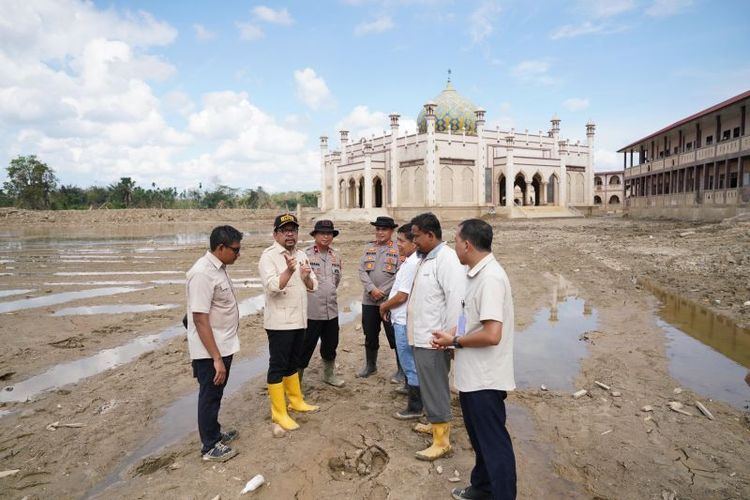 Kepala Staf Kepresidenan Muhammad Qodari beserta jajaran berdialog dengan pengurus Pesantren Darul Muchlisin Aceh Tamiang, Provinsi Aceh, terkait pembersihan kayu dan sisa lumpur banjir bandang, Kamis (15/1/2026). 
