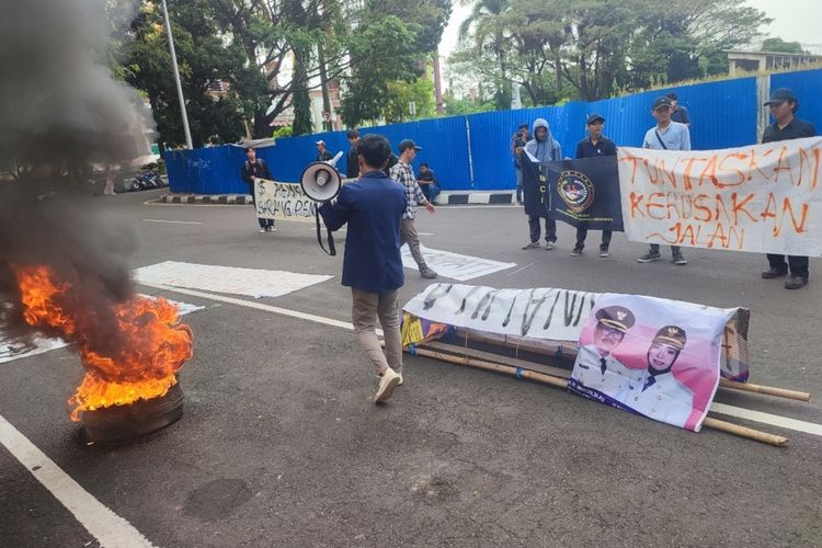 Sejumlah mahasiswa menggelar unjuk rasa di depan Kantor Bupati Cirebon , Senin (8/5/2023). Mereka mengritisi kondisi jalan rusak parah yang terjadi dimana-mana. Mahasiswa membakar foto pasangan Bupati dan Wakil Bupati Cirebon sebagai simbol matinya pemerintahan