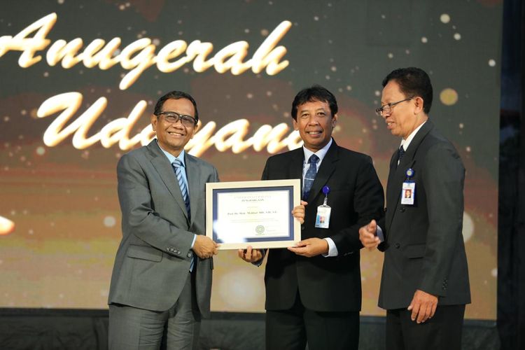 Menteri Koordinator Bidang Politik, Hukum dan Keamanan (Menko Polhukam), Mahfud MD mendapat penghargaan Udayana Award dari Universitas Udayana, Bali. 