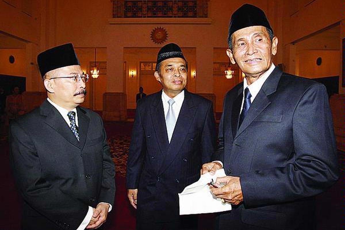 Tiga anggota pimpinan sementara Komisi Pemberantasan Korupsi seusai pengucapan sumpah di Istana Negara, Jakarta, Selasa (6/10). Dari kanan, Tumpak Hatorangan Panggabean, Waluyo, dan Mas Achmad Santosa.