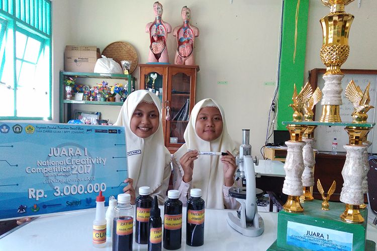 Yulistya Rahma Fitri (kiri) dan Indriyani bersama inovasi tinta spidol dari daun jambu biji hasil kreasinya.