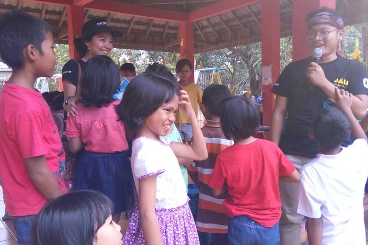 Anak-anak SOS Childrens Village Cibubur Jakarta Timur merayakan kebersamaan bersama komunitas lari terkait perhelatan Run To Care 2019. Foto diambil pada Minggu (15/9/2019).