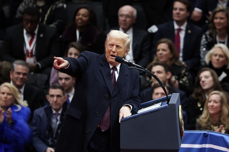 Presiden AS Donald Trump berpidato dalam parade pelantikan di Capital One Arena pada tanggal 20 Januari 2025 di Washington, DC. Donald Trump memangku jabatan untuk masa jabatan keduanya sebagai presiden Amerika Serikat ke-47. Donald Trump Tarik Amerika Serikat Keluar dari WHO, Apa Dampaknya?
