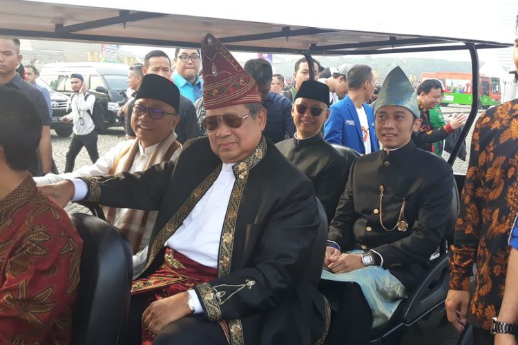 Ketua Umum Partai Demokrat Susilo Bambang Yudhoyono menghadiri acara deklarasi kampanye damai di Lapangan Monas, Jakarta, Minggu (23/9/2018).