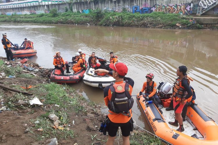 Tim SAR Gabungan Masih Melanjutkan Pencarian Pria yang Tenggelam di Sungai Ciliwung pada Hari Kedua, Minggu (17/7/2022). Untuk Diketahui, Pria yang Bernama Agus Itu Hanyut pada Sabtu (16/7/2022) Sekitar Pukul 11.30 WIB 